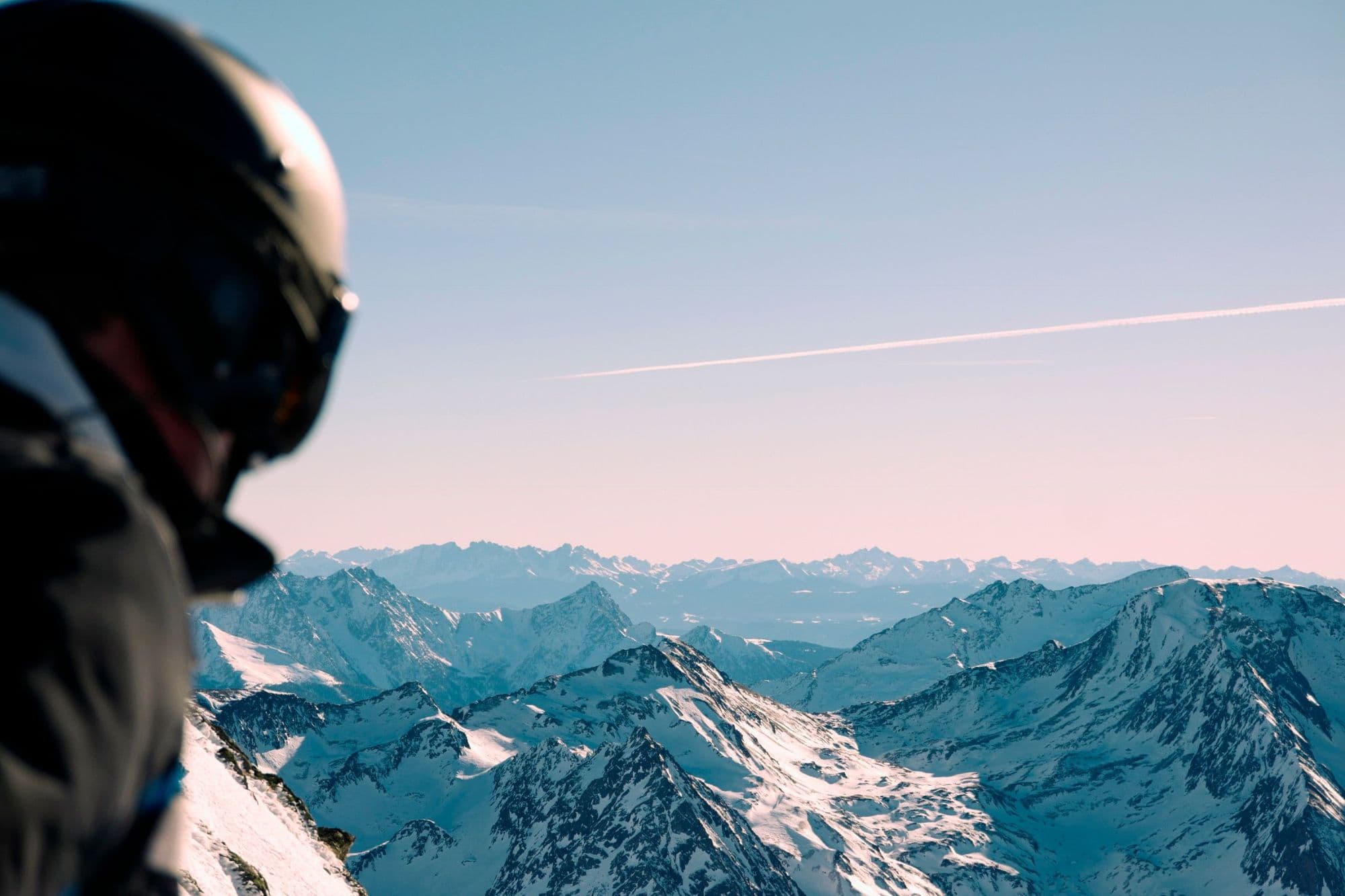 Skieur face aux sommets enneigés